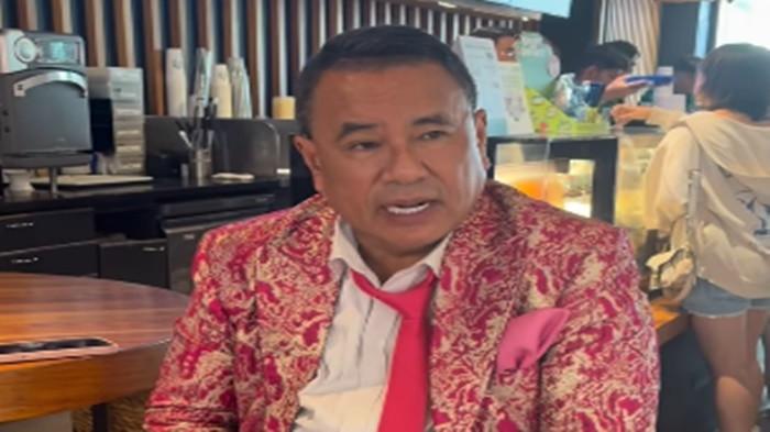 MOTOR BARU UNTUK DRIVER -- Seorang driver ojol nekat memanjat truk Dishub sambil menangis memohon agar motornya yang diangkut saat mengambil orderan tidak disita. Video pilu tersebut menarik simpati pengacara kondang Hotman Paris, yang menyatakan lewat Instagram siap membelikan motor baru untuk sang driver.