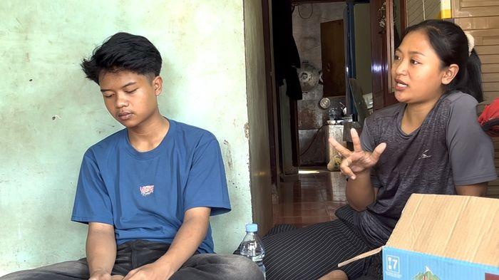 SOSOK ADI TAUFIK - Adi Taufik Suhartono (baju biru) dan kakaknya saat ditemui di rumahnya di Dusun Pongporang, Desa Sindangrasa, Kecamatan Banjaranyar, Kabupaten Ciamis, Jumat (19/6/2026). Sosok Adi menjadi perhatian publik karena minta tolong petugas Damkar untuk mengambil rapor di sekolahnya SMPN 3 Banjarsari.