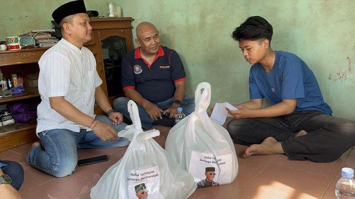 BANTUAN BUPATI -  Kepala Satuan Polisi Pamong Praja Kabupaten Ciamis, Raden Ega Anggara Al Kautsar (baju putih) didampingi Kabid Damkar dan Penyelamatan Satpol PP Ciamis, Budi Rahmat saat menyerahkan uang kadeudeuh dan dua paket sembako dari Bupati Ciamis sekaligus memberikan motivasi kepada Adi agar tetap fokus melanjutkan pendidikan, Jumat (19/6/2026).