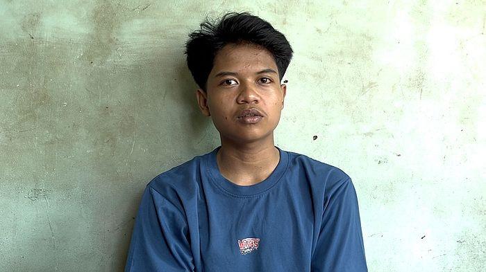 SOSOK ADI TAUFIK - Adi Taufik Suhartono saat ditemui di rumahnya di Dusun Pongporang, Desa Sindangrasa, Kecamatan Banjaranyar, Kabupaten Ciamis, Jumat (19/6/2026). Sosok Adi menjadi perhatian publik karena minta tolong petugas Damkar untuk mengambil rapor di sekolahnya SMPN 3 Banjarsari. 
