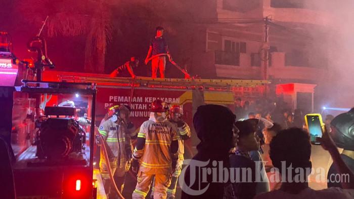 KEBAKARAN WARUNG SEMBAKO - Asap tebal membumbung dari warung sembako yang terbakar di kawasan Pasir Putih, Nunukan Tengah, Nunukan, Kalimantan Utara, Jumat (19/6/2026) malam. Petugas damkar berupaya memadamkan api di lokasi kejadian.