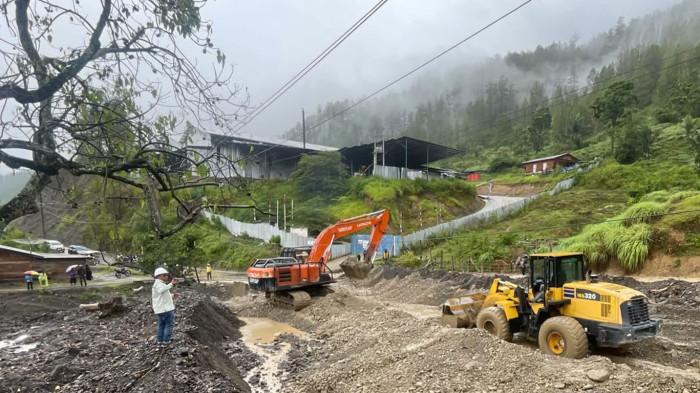 MATERIAL LONGSOR DIBERSIHKAN - Tumpukan material longsor di ruas jalan nasional Blangkejeren, Kabupaten Gayo Lues menuju Takengon, Kabupaten Aceh Tengah, Provinsi Aceh, sudah dibersihkan dengan mengerahkan tiga unit alat berat, sehingga arus lalu lintas kembali lancar dan normal setelah sempat 2 jam terganggu, Jumat (19/6/2026).