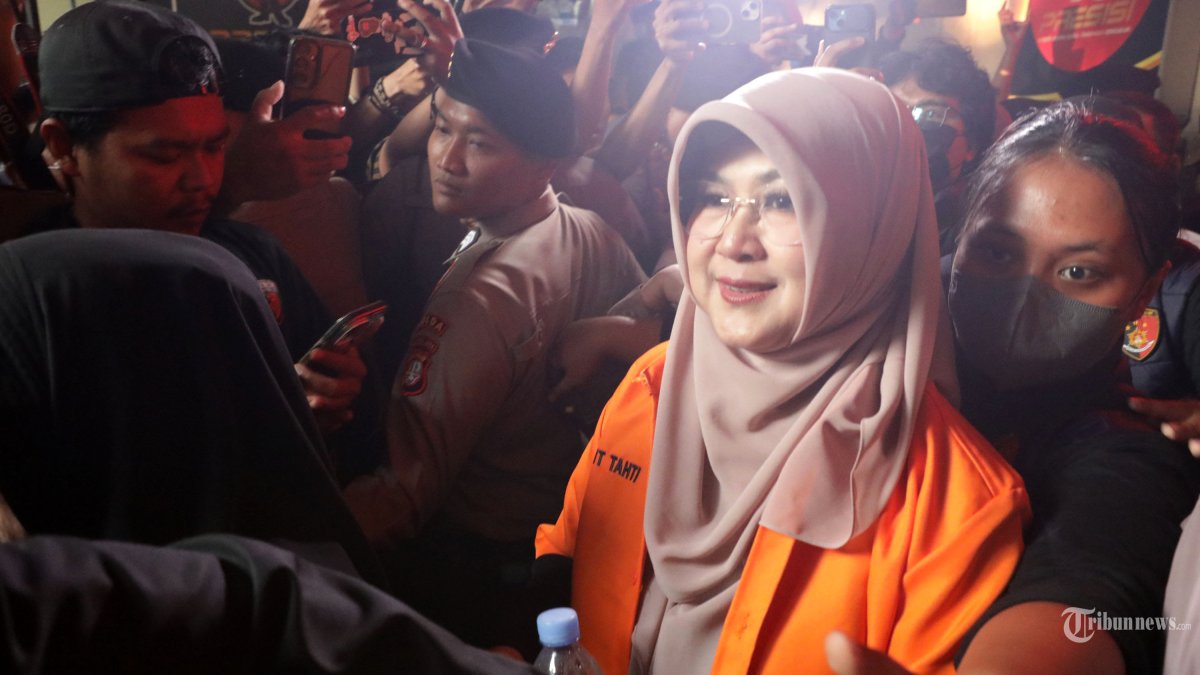 DITAHAN - Tifauziah Tyassuma alias dokter Tifa berjalan menuju mobil tahanan untuk menjalani pemeriksaan kesehatan di Polda Metro Jaya, Jakarta, Jumat (19/6/2026).