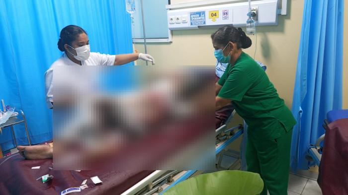 IBU BAKAR ANAK - Seorang anak perempuan DEP (15) mengalami luka bakar serius dan akhirnya meninggal dunia setelah menjalani perawatan medis di Rumah Sakit Dian Harapan. Terduga pelaku pembakaran merupakan ibu tiri korban berinisial DAY (67) .(Humas Polres Jayapura).