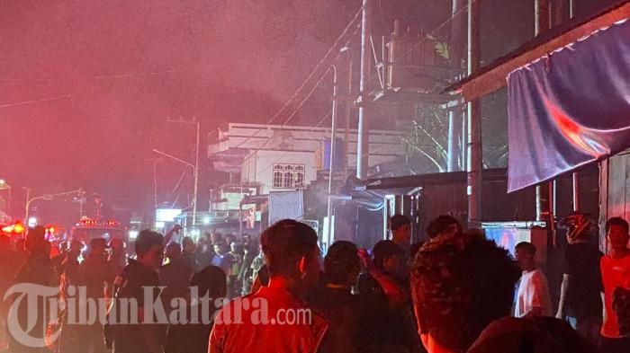KEBAKARAN WARUNG SEMBAKO - Kebakaran melanda sebuah warung sembako di kawasan Pasir Putih, Kelurahan Nunukan Tengah, Kabupaten Nunukan, Kaltara, Jumat (19/6/2026) malam. Petugas Damkar berhasil memadamkan api dan melakukan pendinginan di lokasi kejadian.