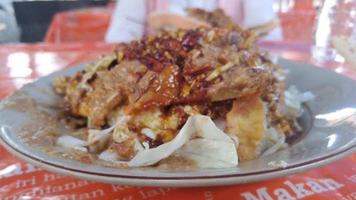 KULINER SALATIGA - Ilustrasi sajian tahu gimbal khas Semarang untuk makan siang enak.