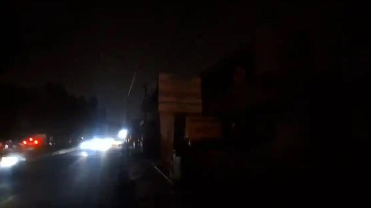 PEMADAMAN LISTRIK BOGOR - Penampakan ruko-ruko di kawasan Pandu Raya, Bogoe Utara, Kota Bogor yang gelap gulita karena mati listrik pada Jumat (19/7/2026) malam.