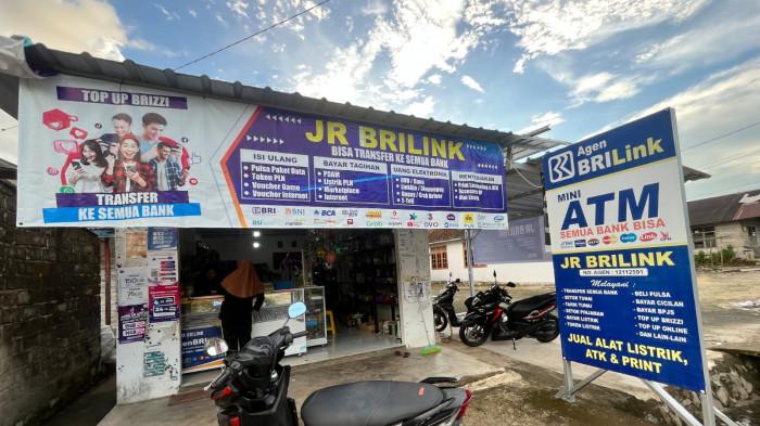 Tampak depan gerai pulsa dan BRILink milik Julia Rizki di Desa Sungai Selan, Kabupaten Bangka Tengah, Kepulauan Bangka Belitung, Sabtu (20/6/2026).