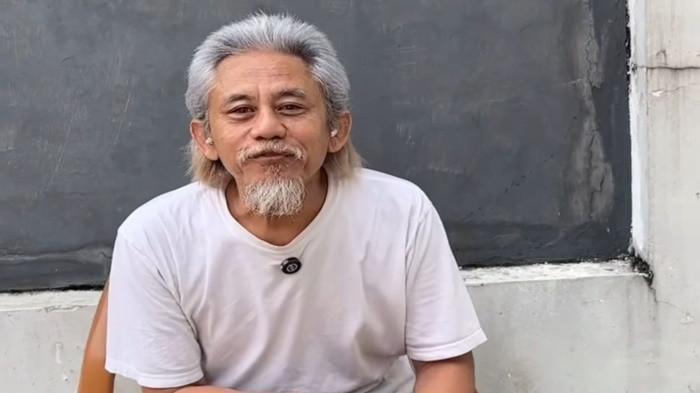 EPY KUSNANDAR - Aktor Epy Kusnandar meninggal dunia dunia pada Rabu (3/12/2025). Kondisi kesehatan Epy Kusnandar yang menurun dalam beberapa waktu terakhir berakhir duka setelah sang aktor berpulang di RS PON Jakarta. Epy Kusnandar alami penyumbatan otak.