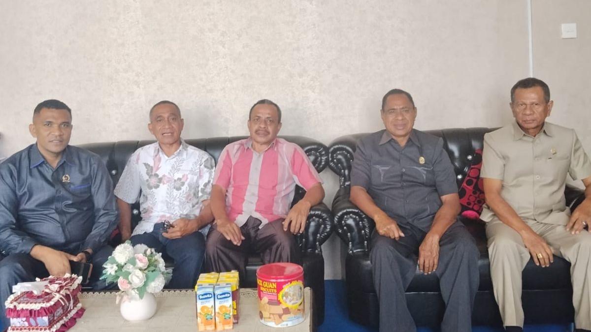 DOKTER NTT DEPRESI - Keluarga dokter Icha saat bertemu dengan pimpinan DPRD Kabupaten TTU
