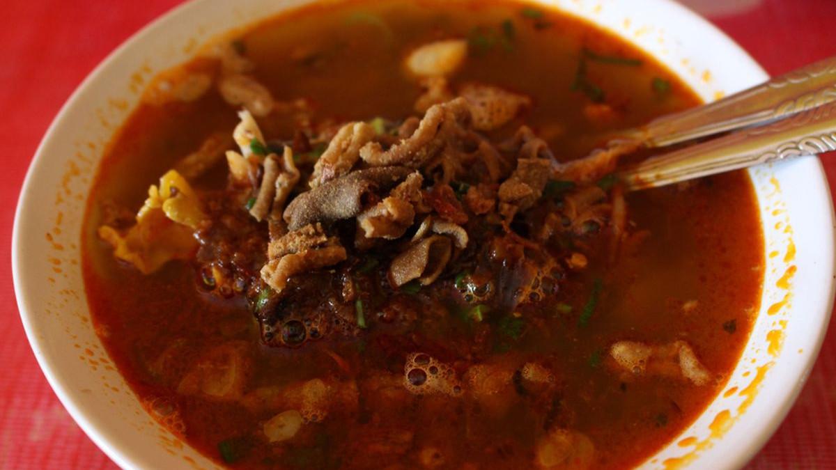 Soto Tauto - Pekalongan tak hanya dikenal sebagai kota batik, sejumlah tempat makan di Pekalongan ini masih mempertahankan resep warisan keluarga.