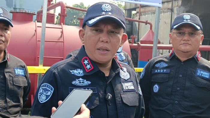 (Tengah) Deputi Gakkum KLH, Irjen Pol Rizal Irawan, saat diwawancarai usai melakukan penyegelan terhadap Pabrik Pengolahan Oli Bekas di Panongan, Kabupaten Tangerang, Banten, Sabtu (20/6/2026).