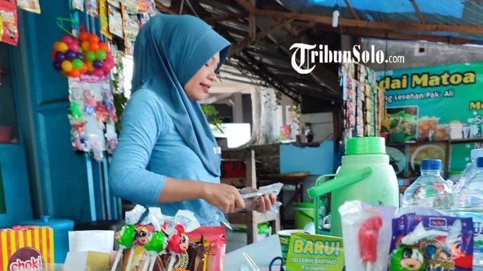 WISATA KLATEN - Fitri, salah satu penjual di Umbul Pelem, Desa Wunut, Kecamatan Tulung, Klaten, Jawa Tengah, pada Jumat (29/5/2026). Desa Wunut adalah salah satu desa di Klaten yang memiliki kisah inspiratif.