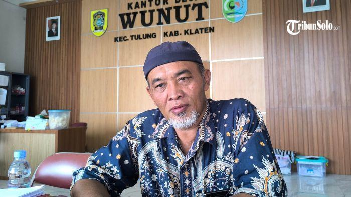 TERHAMBAT - Kepala Desa Wunut, Iwan Sulistiya Setiawan saat ditemui TribunSolo.com di Kantor Desa Wunut, Jumat (9/1/2026). Pemangkasan alokasi dana desa tahun 2026 berdampak langsung pada program Bantuan Langsung Tunai Dana Desa (BLT-DD)