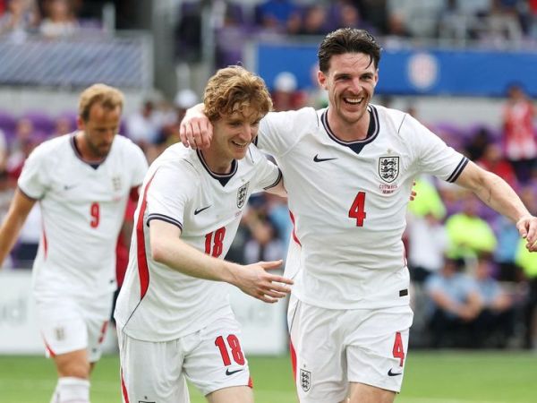 Anthony Gordon (kiri) dan Declan Rice merayakan gol timnas Inggris ke gawang Kosta Rika pada laga uji coba jelang Piala Dunia 2026 di Orlando City (10/6/2026).