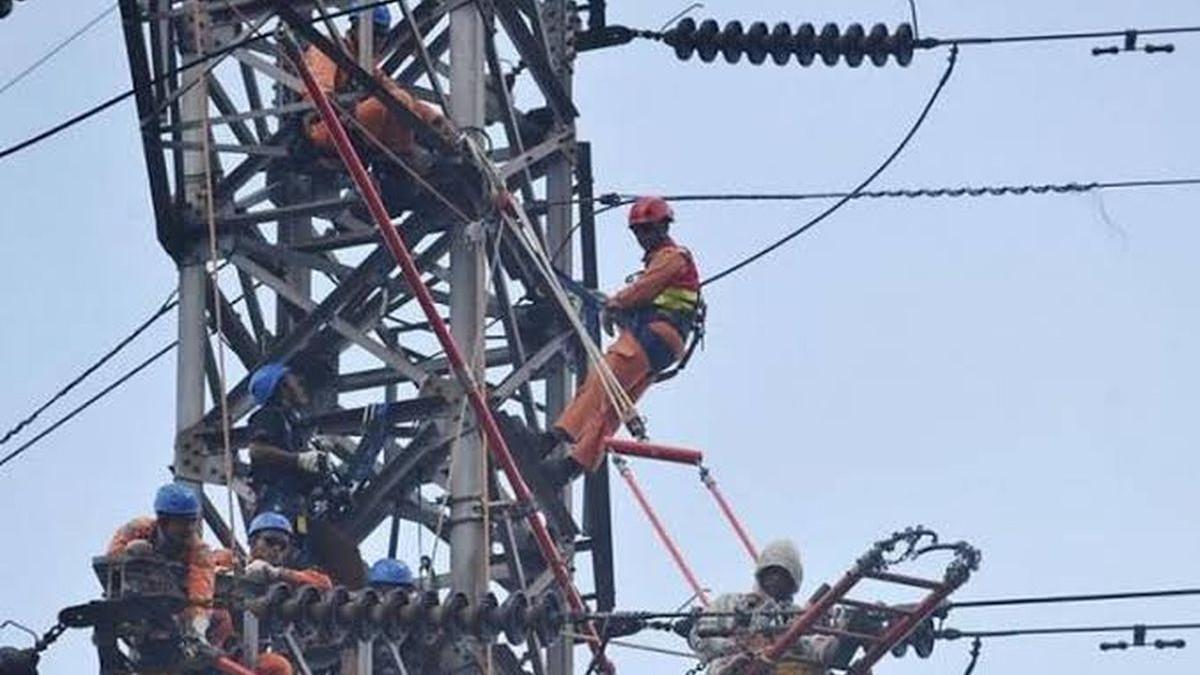 PEMADAMAN LISTRIK BERGILIR - Ilustrasi petugas PLN saat memperbaiki intalasi listrik.