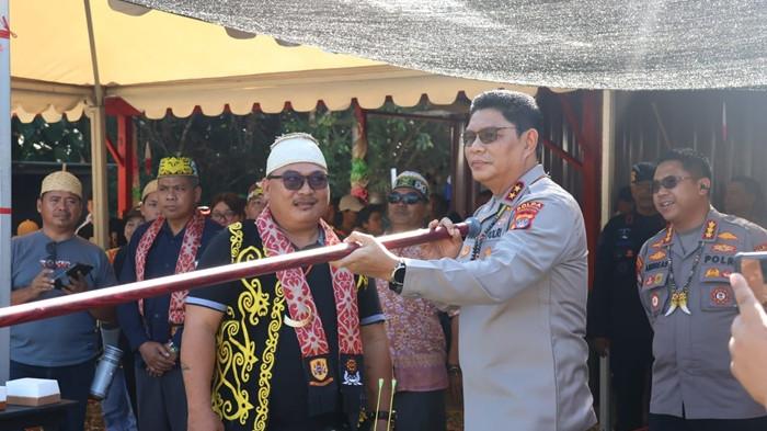 Irjen Pol Djati Wiyoto Abadhy mencoba olahraga tradisional sumpit Dayak