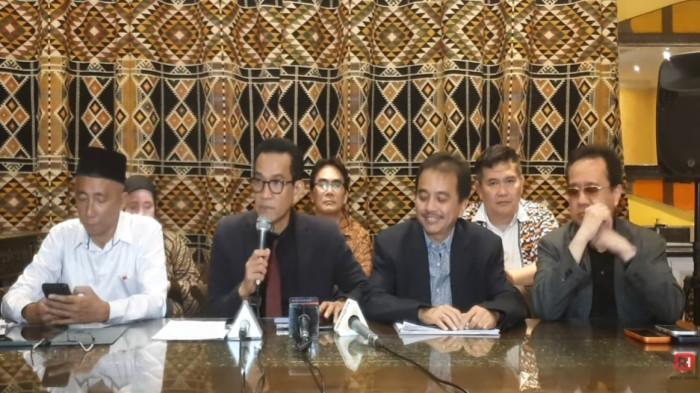 KASUS IJAZAH JOKOWI - Kuasa hukum Roy Suryo dan Dokter Tifa, Refly Harun, saat konferensi pers terkait kasus tuduhan ijazah palsu Jokowi di Jakarta, Jumat (29/5/2026).