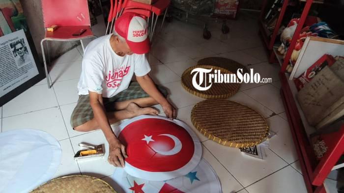 TEMPEL BENDERA. Penampakan 48 tim nasional peserta piala dunia dipajang di depan Museum Titik Nol Pasoepati  di Jalan Kolonel Sugiyono nomor 37, Kampung Nayu Timur, Kelurahan Nusukan, Kecamatan Banjarsari, Kota Solo, Kamis (4/6/2026). Pemasangan bendera ini untuk memeriahkan Piala Dunia 2026.