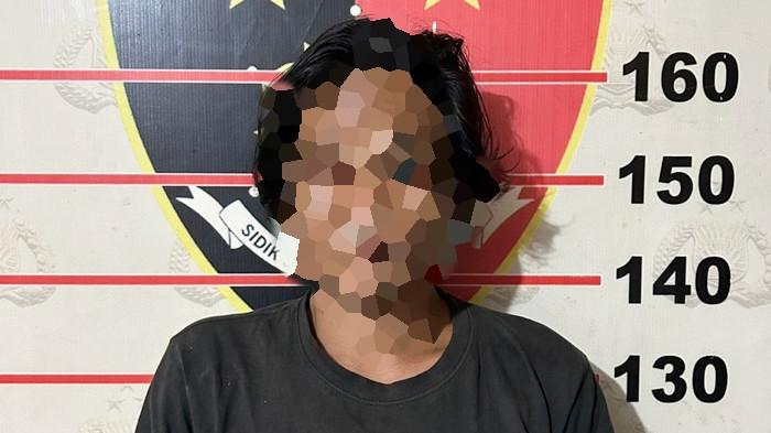 PELAKU PENCURIAN RUMAH - Seorang pria berinisial DS (41), pelaku spesialis pencurian dengan pemberatan (curat) yang kerap menyasar rumah kosong, diringkus Polsek Samarinda Seberang, Kota Samarinda, Kalimantan Timur. (HO Polsek Samarinda Seberang)