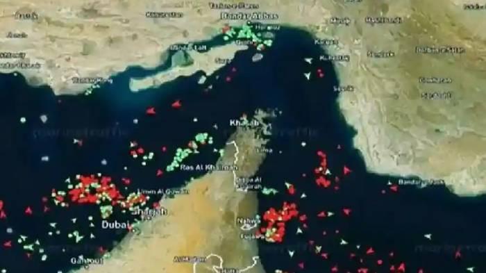 BERTAHAN - Tangkap layar WN yang menunjukkan posisi kapal-kapal di Selat Hormuz. Iran menutup kembali Selat Hormuz dan mengancam kapal yang melintas sebagai respons atas blokade AS. Strategi blokade AS di Selat Hormuz juga tak mempan terhadap Iran.