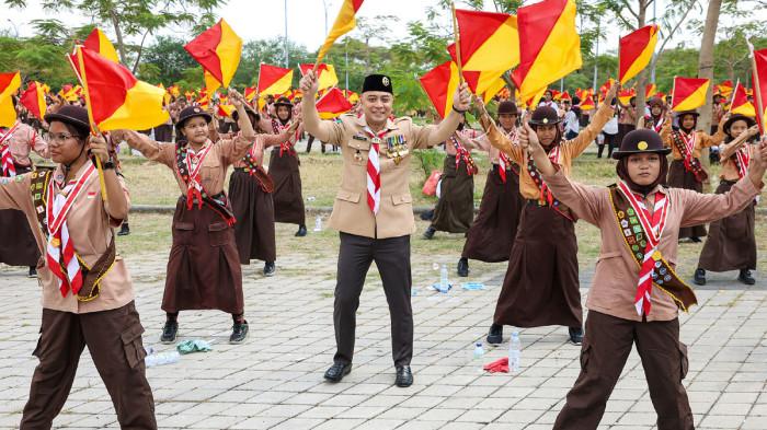 REKOR MURI - Pramuka Kota Surabaya sukses memecahkan tiga rekor Museum Rekor Dunia Indonesia (MURI) sekaligus, Sabtu (20/6/2026). Melibatkan ribuan anggota Pramuka di Kota Pahlawan, tiga rekor MURI yang dipecahkan tersebut di antaranya Basuh Kaki Orang Tua, Pengukuhan Garuda, dan Demonstrasi Semaphore.