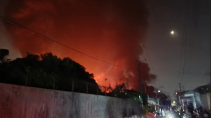 KEBAKARAN DI JOHOR - Suasana kebakaran diduga pabrik plastik dan mainan di Jalan Ladang, Kecamatan Medan Johor, Kota Medan, Sabtu (20/6/2025). Api terus berkobar melalap seisi bangunan.