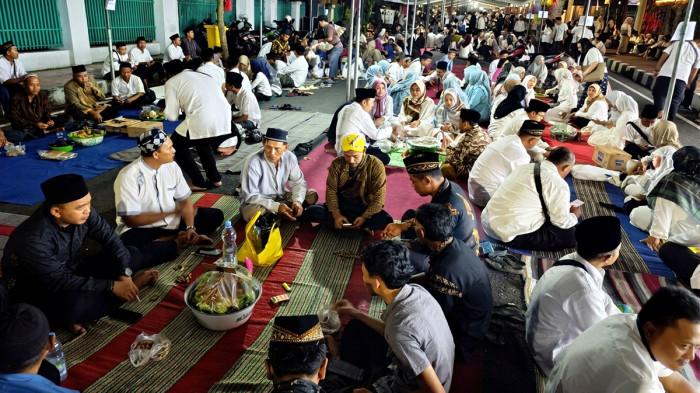 HAUL BUNG KARNO - Ribuan warga mengikuti Festival Ambengan dan Pengajian Akbar untuk memperingati Haul ke-56 Bung Karno di Jl Ir Sukarno, Kota Blitar, Jawa Timur, Sabtu (20/6/2026). Sejak selepas waktu Magrib, warga dari berbagai penjuru Kota Blitar mulai memadati lokasi acara di sepanjang jalan protokol.
