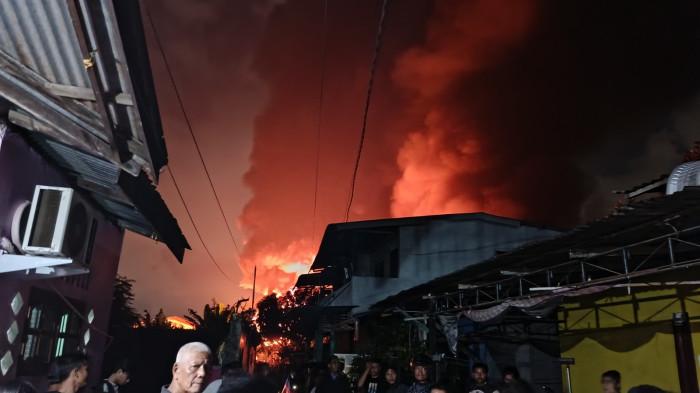 Suasana kebakaran diduga pabrik plastik dan mainan di Jalan Ladang, Kecamatan Medan Johor, Kota Medan, Sabtu (20/6/2025). Api terus berkobar melalap seisi bangunan, juga dikabarkan membakar 2-3 rumah warga.