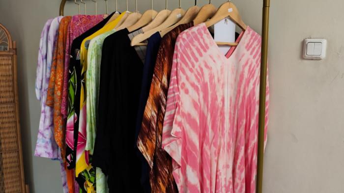 Deretan produk daster FindMeera yang dipajang di rumah ownernya, Findy Oktavian Apriati, di kawasan Larangan, Tangerang, Banten.