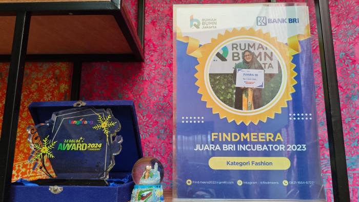 Piagam pemenang BRIncubator 2023 kategori fashion yang diraih oleh FindMeera. Keberhasilan FindMeera merupakan potret nyata dari keberhasilan program pemberdayaan ekonomi kerakyatan secara makro yang dijalankan oleh BRI melalui instrumen pembiayaan KUR.