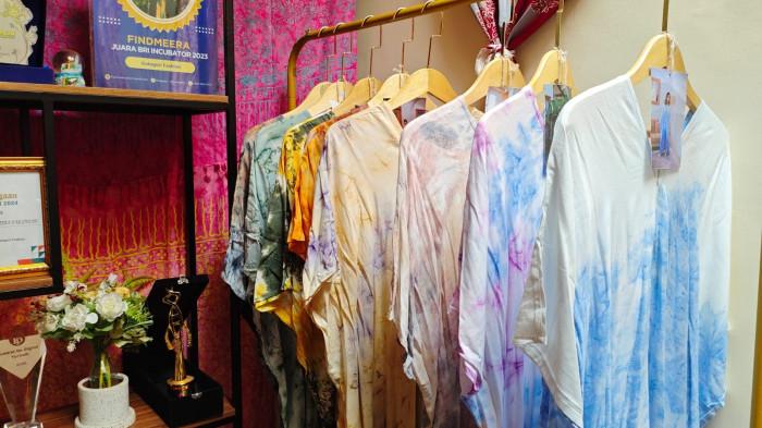 Deretan produk daster FindMeera yang dipajang di rumah ownernya, Findy Oktavian Apriati, di kawasan Larangan, Tangerang, Banten.