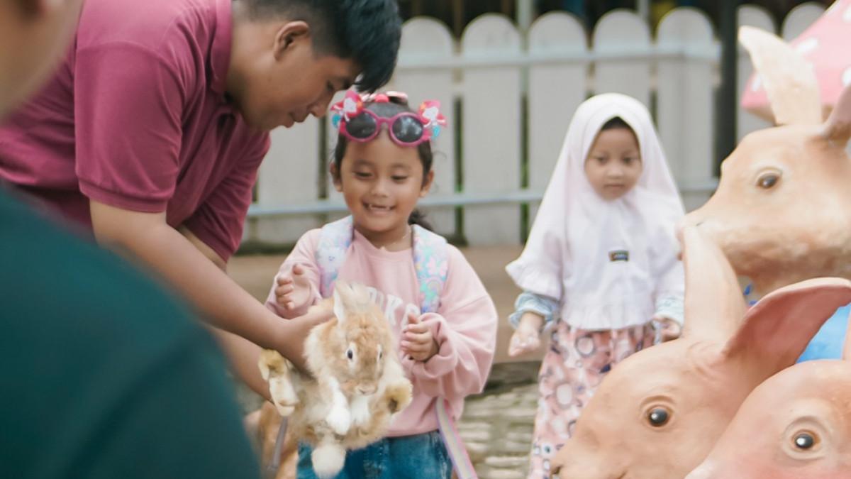 Cari wisata keluarga di Pasuruan? Tanaria Park menawarkan suasana hutan pinus yang sejuk dengan tiket masuk murah.