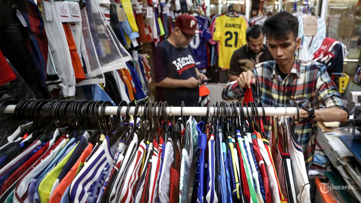 PENJUALAN JERSEY - Calon pembeli memilih berbagai jersey tim nasional di Jakarta Football Shop, Jakarta, Selasa (16/6/2026). Perhelatan Piala Dunia 2026 mendorong peningkatan penjualan jersey tim nasional yang dijual dengan harga dari Rp500 ribu hingga lebih dari Rp1 juta per jersey. TRIBUNNEWS/IRWAN RISMAWAN
