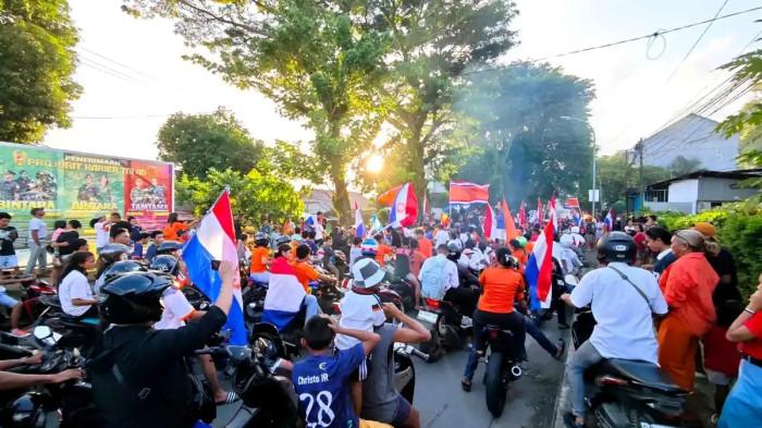 PAWAI BOLA - Ratusan pendukung Timnas Belanda turun ke jalan menggelar konvoi besar-besaran di Kecamatan Nusaniwe, Kota Ambon, Senin (15/6/2026) pagi.