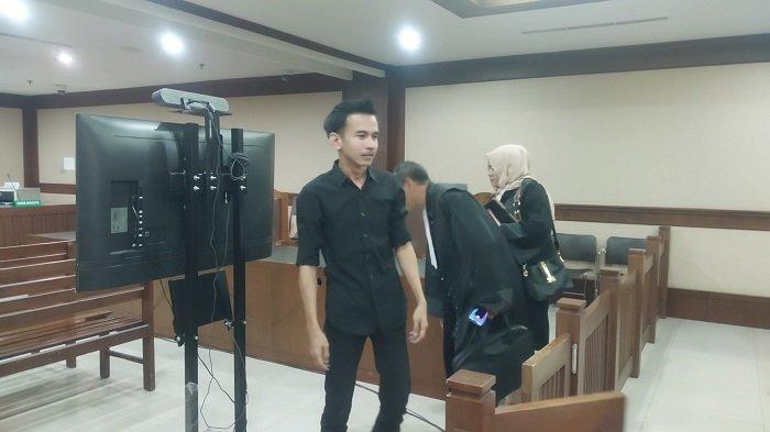 Selebgram Adam Deni dalam sidang kasus dugaan pencemaran nama baik di Pengadilan Negeri Jakarta Pusat, Selasa (26/3/2024).