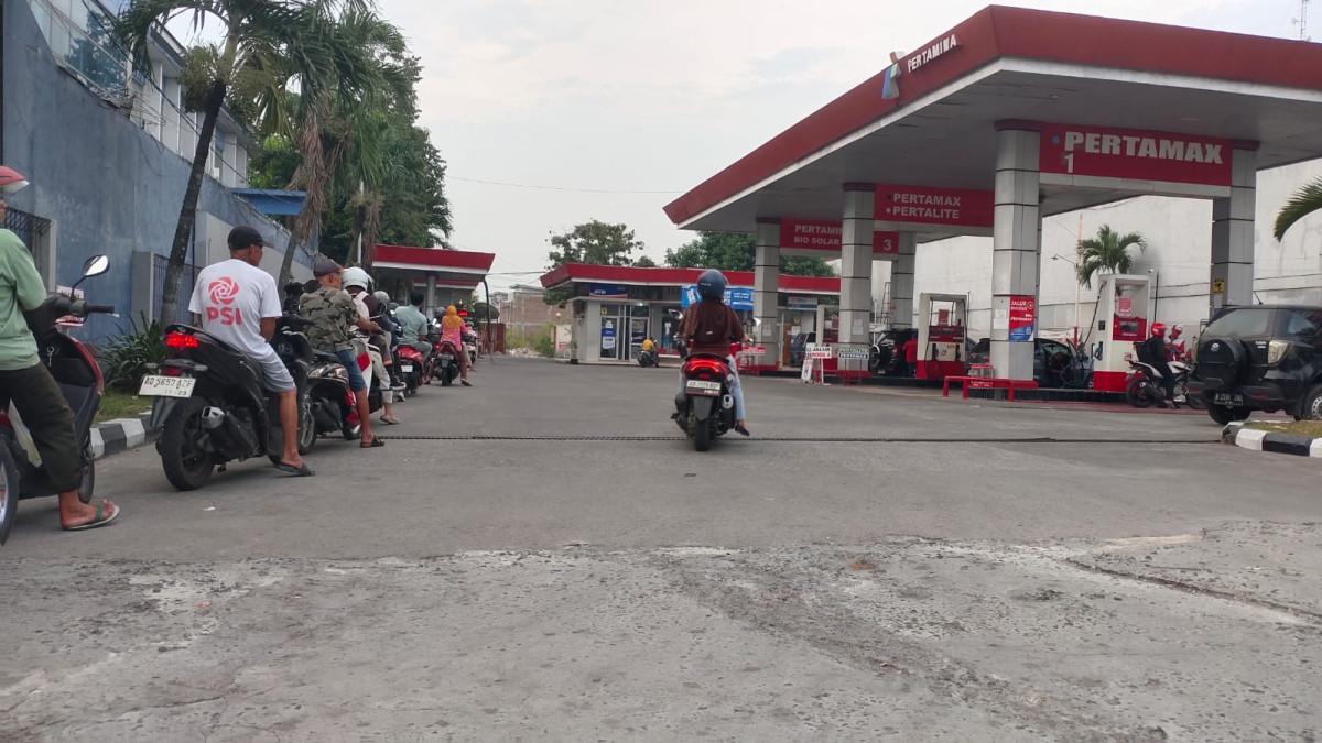ANTREAN PERTALITE MENGULAR - Dampak kenaikan harga BBM Pertamax, antrean Pertalite di SPBU Klodran Colomadu Karanganyar, di perbatasan Kota Solo mengular panjang, pertengahan Juni 2026 ini.