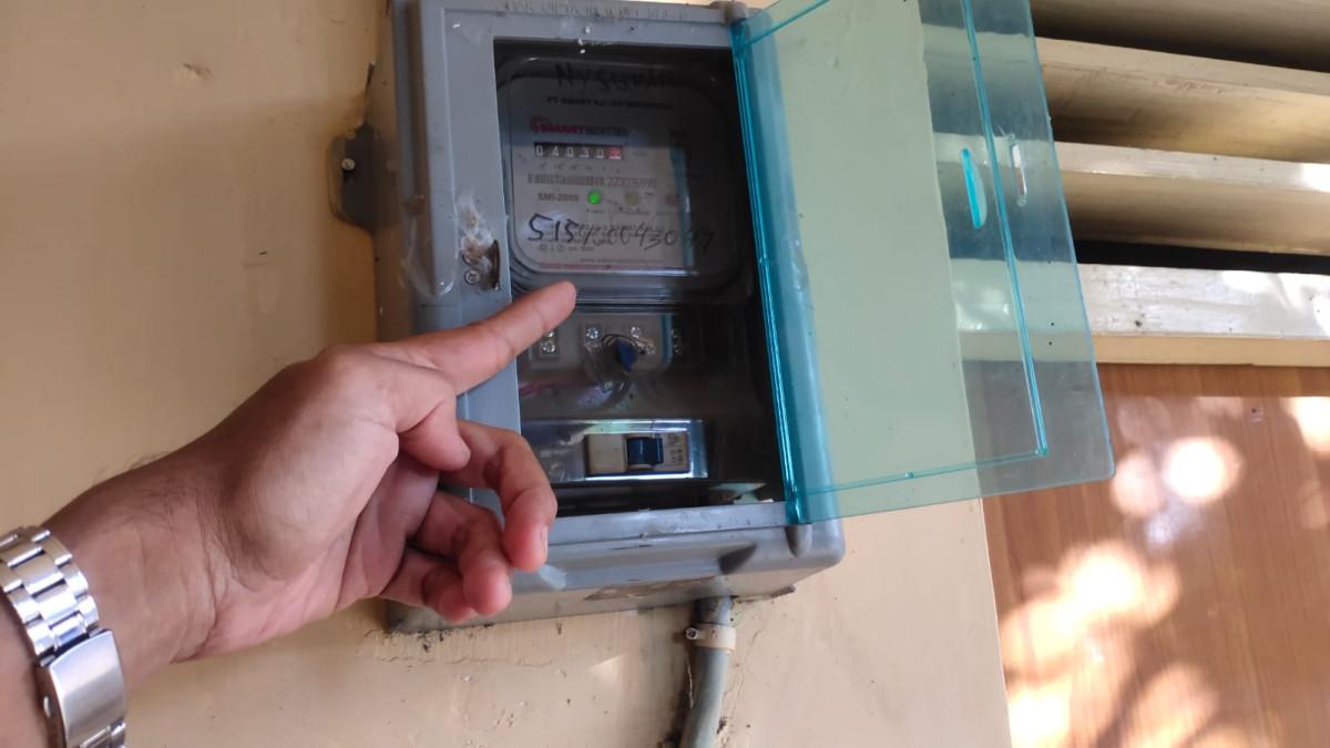 Seorang warga cek KWH Meteran listrik di kediamannya di Desa Kauman Sumoroto Ponorogo Jawa Timur Sabtu 20 Juni 2026. 