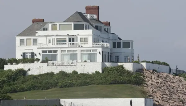 Taylor Swift fuels bachelorette party rumours at Rhode Island home