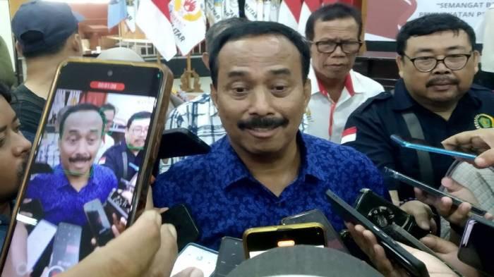 PROTES - Mantan Wali Kota dua periode, M Samanhudi Anwar, menjawab pertanyaan awak media usai terpilih sebagai Ketua KONI Kota Blitar periode 2026-2030, Selasa (19/5/2026). Samanhudi kini protes terkait aset KONI.