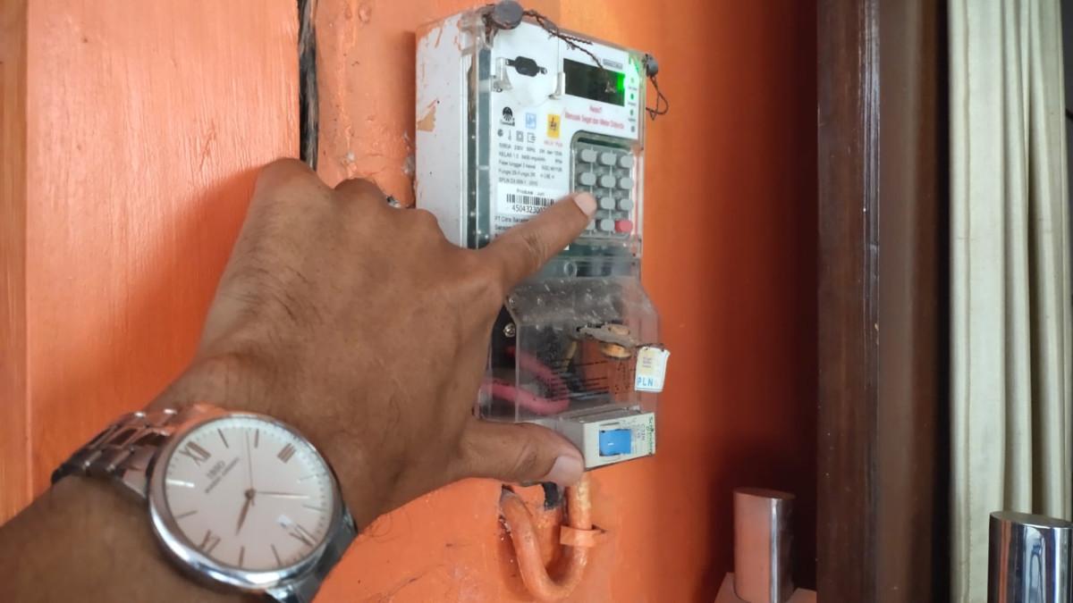 TARIF LISTRIK - Pelanggan PLN sedang isi token listrik di rumahnya di kawasan Banyuanyar Kota Solo, Banjarsari, Jawa Tengah, Kamis 18 Juni 2026 pukul 08.23 WIB. PLN pikir-pikir ulang menentukan tarif listrik, termasuk ekstra hati-hati dalam penentuan tarif listrik di tengah turunnya daya beli masyarakat imbas kenaikan harga BBM Pertamax baru-baru ini.