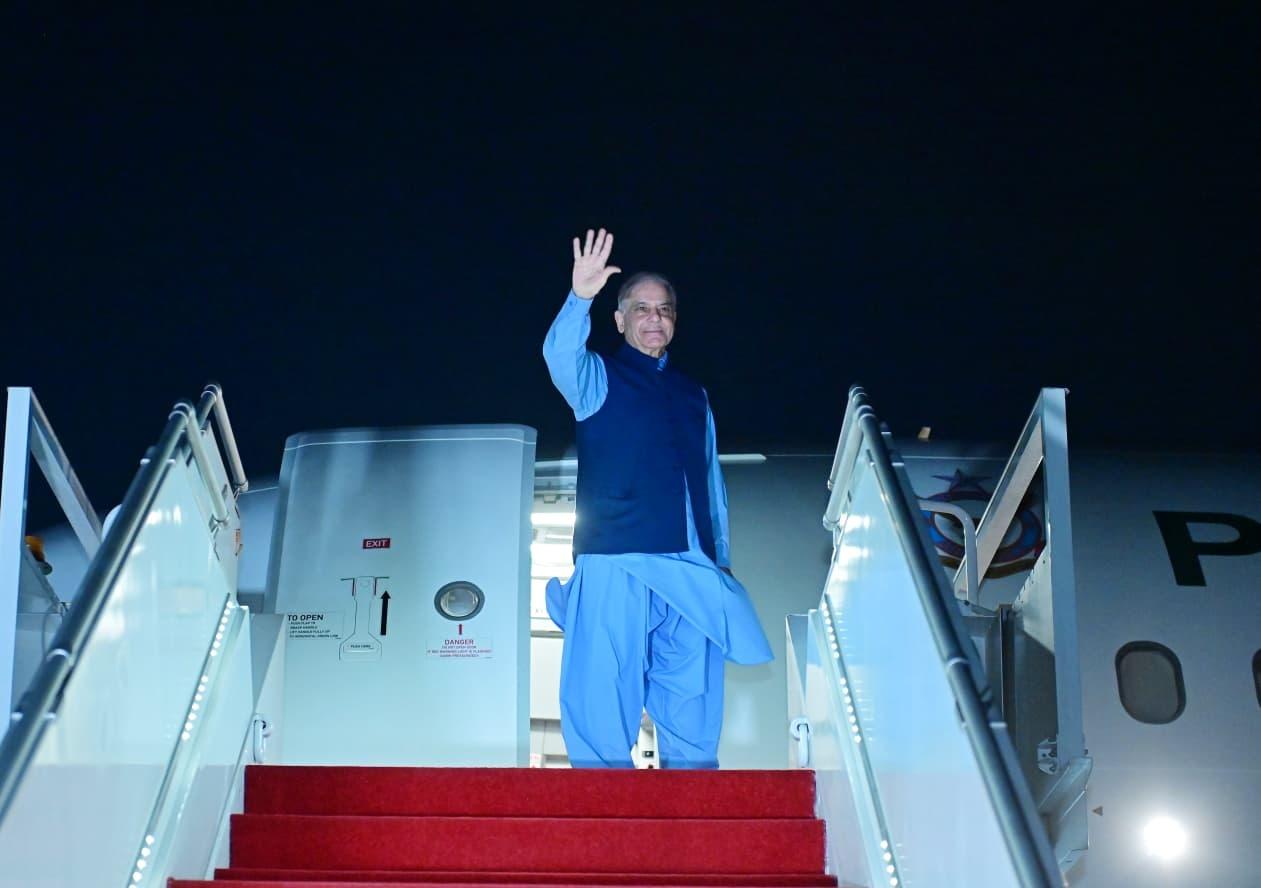 NEGOSIATOR - PM Pakistan Muhammad Shehbaz Sharif melambaikan tangan sebelum bertolak ke Swiss untuk perundingan lanjutan Iran-AS, Sabtu 20 Juni 2026. (Foto Kantor Perdana Menteri Pakistan x.com/PakPMO)