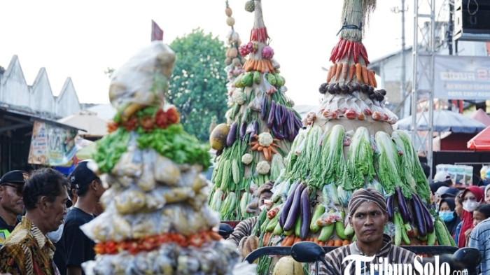 HASIL BUMI - Gunungan hasil bumi saat puncak Grebeg Pasar Masaran Cawas XI di Pasar Masaran, Kecamatan Cawas, Klaten, Sabtu (20/6/2026).