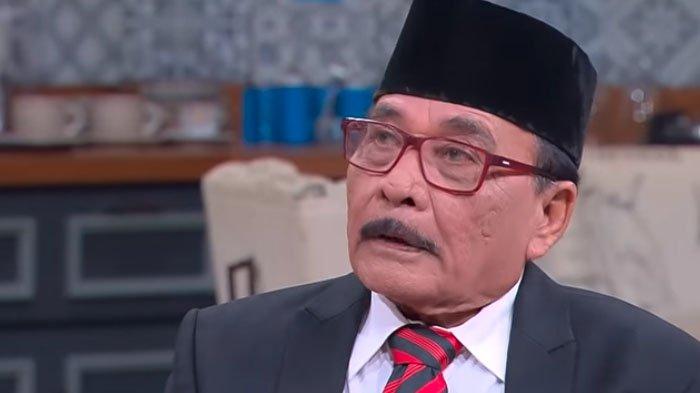 Haji Bolot dalam sebuah penampilan di Ini Talk Show. Haji Bolot tetap eksis di usia 77 tahun.