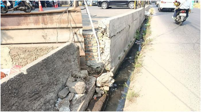 PEMBUNUHAN KEJI - Penampakan selokan tempat ditemukannya kedua pemuda yang tewas dan diduga sebagai korban tawuran di Jalan Raya Mustikajaya, Kelurahan Cimuning, Kecamatan Mustikajaya, Kota Bekasi, Sabtu (20/6/2026).