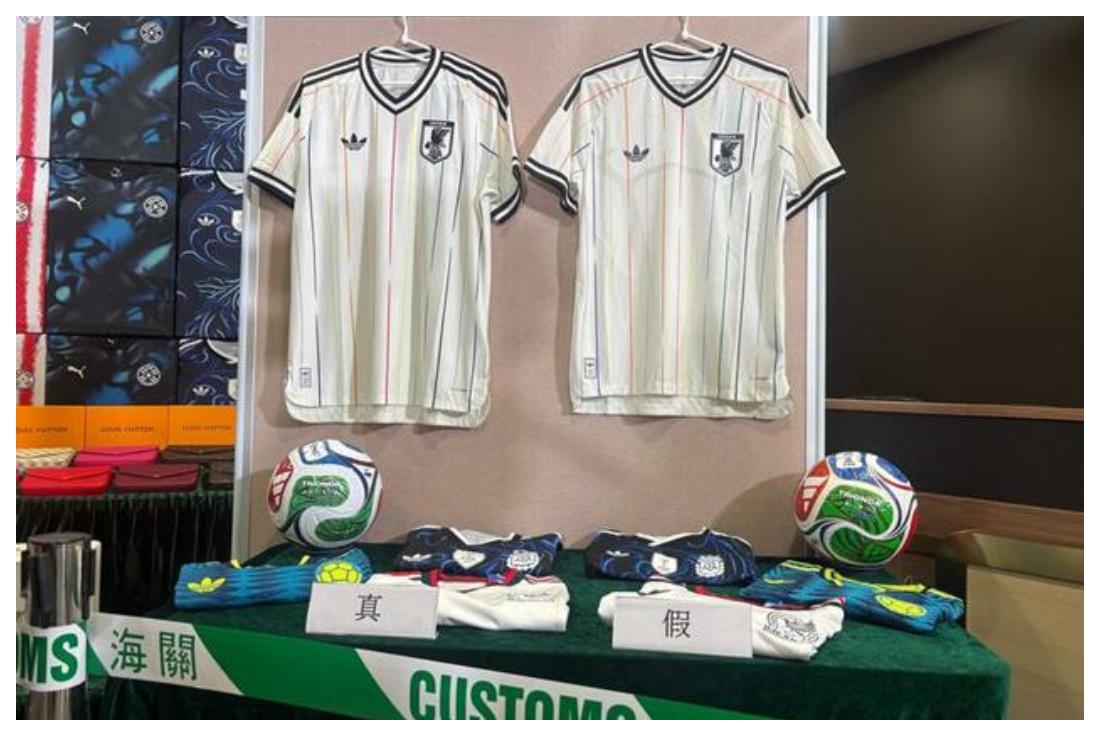 JERSEY PALSU - Bea Cukai Hong Kong menyita 230.000 barang yang diduga palsu senilai 20 juta dolar, termasuk jersey, sepatu, jam tangan, speaker dan tas tangan, yang akan dijual di tengah euforia Piala Dunia 2026.