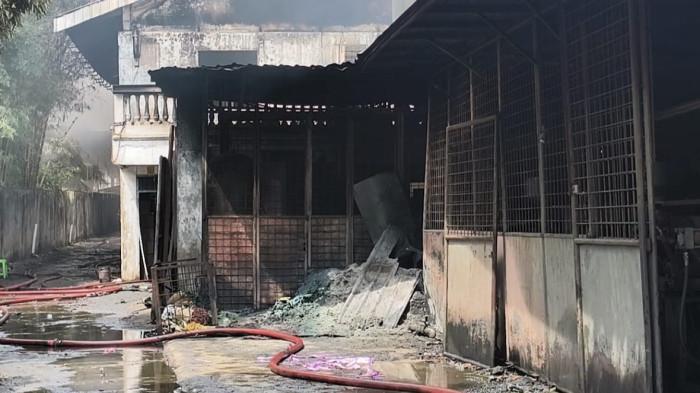 PABRIK MAINAN TERBAKAR - Kondisi saat ini pabrik mainan dan plastik hangus terbakar, tak bersisa satupun barang yang, namun banyak barang yang mudah terbakar membuat petugas sulit untuk memadamkan api tersebut di Jalan Ladang, Gang Perdamaian, Kelurahan Kedai Durian, Kecamatan Medan Johor, Minggu (21/6/2026).
