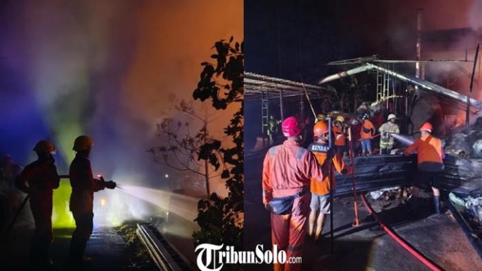 KEBAKARAN - Petugas Pemadam Kebakaran (Damkar) Karanganyar memadamkan api pabrik arang di Desa Bangsri, Kecamatan Karangpandan, Kabupaten Karanganyar, Minggu (21/6/2026) dini hari.