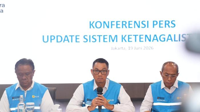 Direktur Utama PLN, Darmawan Prasodjo (tengah) didampingi Wakil Direktur Utama PLN, Yusuf Didi Setiarto (kiri) dan jajaran direksi PLN saat konferensi pers di Jakarta, Jumat (19/6) menyampaikan apresiasi atas dukungan pemerintah melalui Kementerian ESDM dalam memperkuat alokasi baru bara MRC untuk pembangkit listrik.