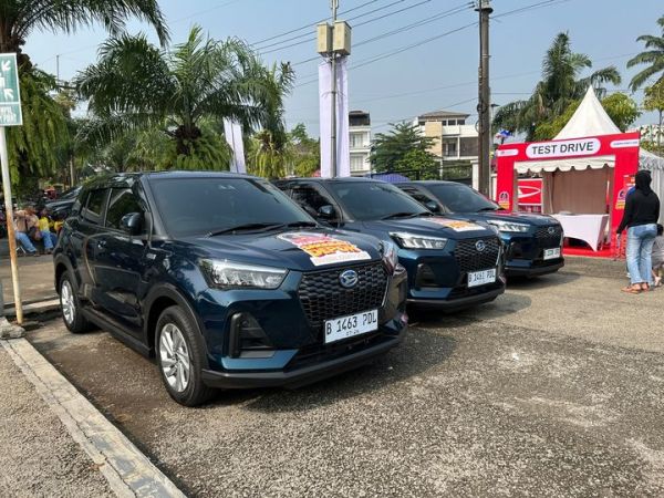 Pengunjung Daihatsu Kumpul Sahabat Depok juga bisa test drive langsung Daihatsu Rocky e Smart Hybrid